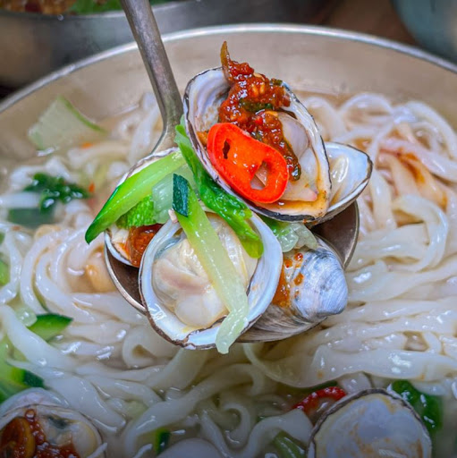 반월당 맛집 - 부자 칼국수 동죽이 들어간 맛있는 국수를 부담 없이 즐기세요!